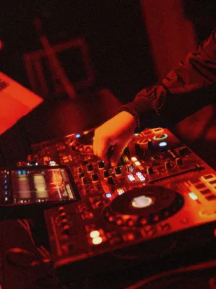 Anti-San Valentín: la idea que critica el 14 de febrero como ocasión mercadológica. Aquí 5 bares en Barrio Antiguo que brindan por amor, desamor, soltería, y amistad