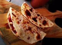 Las Pizadillas, el antojo callejero que fusiona las quesadillas con la 'comfort food': tortillas de harina de 20cm rellenas de lasaña, pepperoni y pollo búfalo