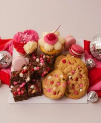 ¿Y si mejor regalas un postre? Aquí 5 opciones sobre pedido con pasteles decorados, brownies en forma de corazón y cupcakes temáticos para entregar en San Valentín