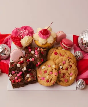 ¿Y si mejor regalas un postre? Aquí 5 opciones sobre pedido con pasteles decorados, brownies en forma de corazón y cupcakes temáticos para entregar en San Valentín