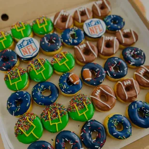 Alitas, boneless, botana, cervezas... ¿y el postre? Aquí 5 opciones de postres temáticos para llevar a tu reunión del Súper Bowl: donas, brownies, cupcakes