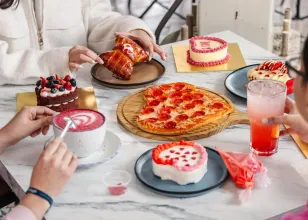 El Día del Amor y la Amistad es el pretexto perfecto para "sacar el plan del chat". Aquí 5 cafeterías con ambiente festivo en MTY y SPG para una cita entre amigas