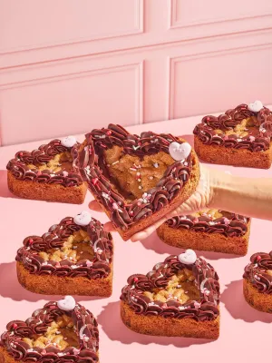 Uno de los postres especiales de San Valentín son los 'cookie cakes': galletas gigantes en forma de corazón. Aquí 3 reposterías que las ofrecen en SP y MTY
