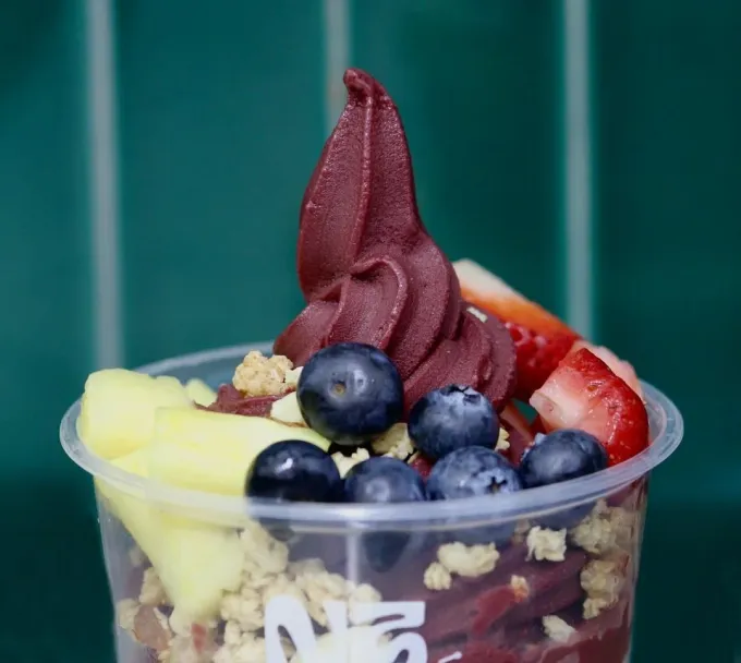 Açaí: la baya morada originaria de Brasil que ya llegó a NL en forma de smoothies y bowls con fruta, nueces y 'spreads'. ¿Cobrará fuerza? Aquí 7 opciones en SP y MTY