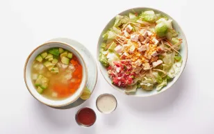 Por ser un clásico, la ensalada Santa Fe spicy junto con el Caldo tlalpeño de Super Salads ya son reconocidos como "Platillo Icónico de Nuevo León"