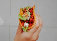 ¿Tacos con copia? No es para que te llenes o por si te gusta, es una técnica de cocina y a los taqueros de alta investidura hasta les molesta que la separes...