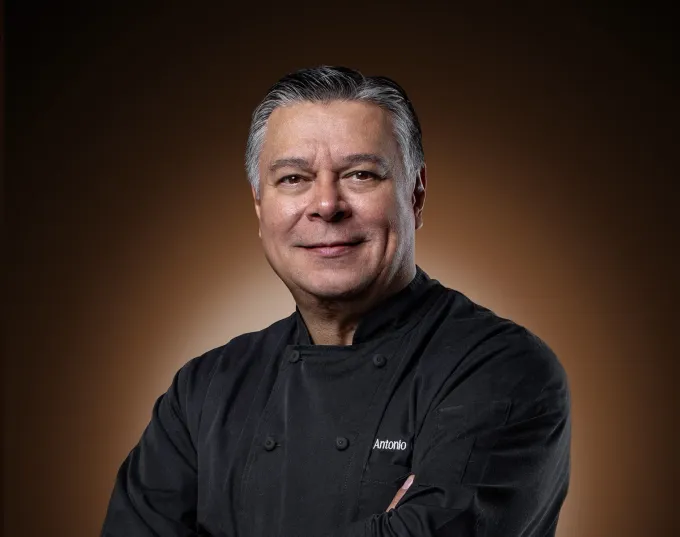 Conoce al chef Toño Márquez: uno de los primeros en traer a NL platillos innovadores de mariscos con fusión de sabores, 40 años de trayectoria y diploma Cordon Blue