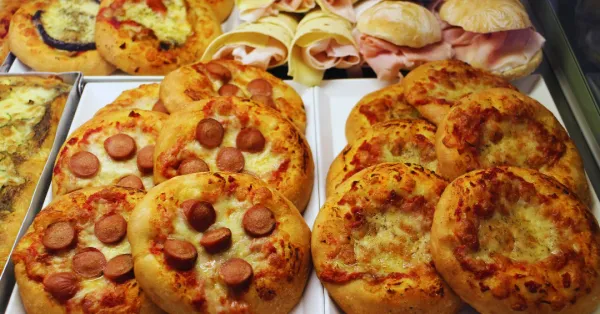 Ruta de mercados. Balcones de San Miguel, 25 años en GPE, sábados por la noche, más de 20 cuadras y variedad de comida: tortas, pollo asado, brochetas, churros y más