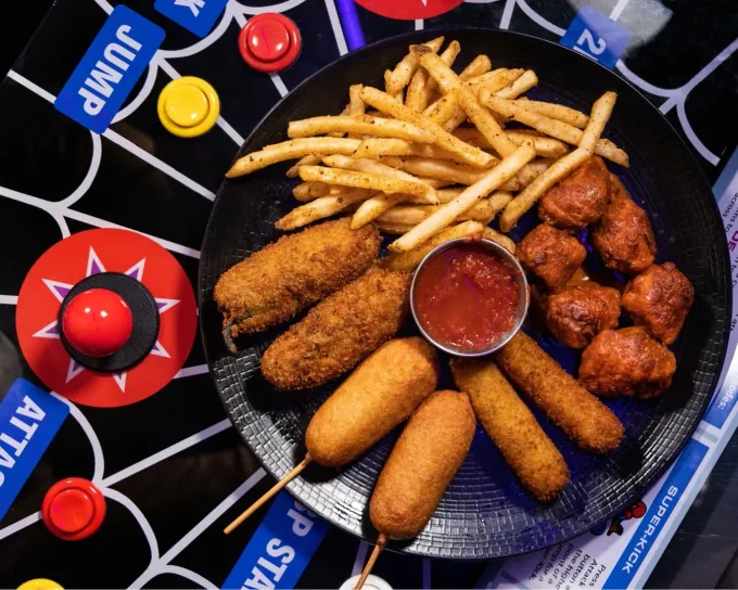 No son tan comunes, pero ya existen restaurantes con arcade incluido en NL. Comfort food y maquinitas para que jueguen los niños, adultos y fanáticos de lo retro