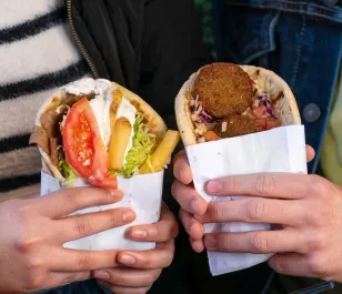 El delicioso "taco" griego que aún es escaso en los menús de NL. Aquí te compartimos 4 opciones de gyros en SPG: tzatziki con cordero, falafel, res o pollo