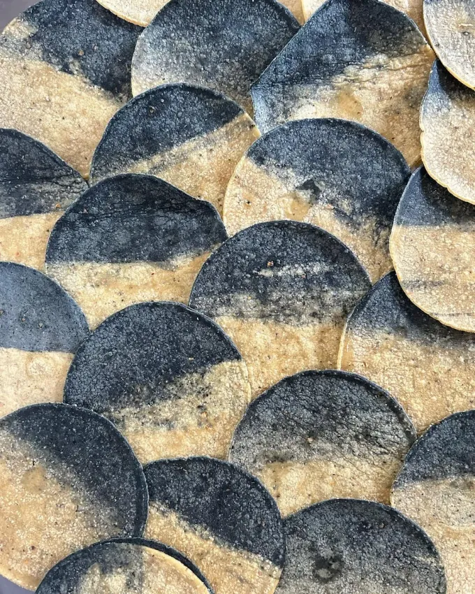 Poco a poco es más común usar maíz azul en NL: tortillas, totopos y ahora hasta en cerveza. ¿Estamos regresando a la tradición mexicana o simplemente es "gourmet"?