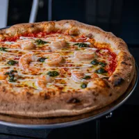 ¿Qué resulta de la fusión de la comfort food y la Cuaresma? ¡La pizza de mariscos! Aquí 3 lugares que la ofrecen en Cumbres y Monterrey: atún, camarón, jaiba y pulpo