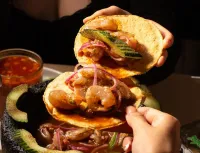 Vanessa Sierra: "El Torito Sinaloense tiene una gran variedad de tostadas de mariscos bien servidos para continuar con la dieta"