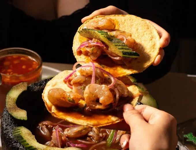 Vanessa Sierra: "El Torito Sinaloense tiene una gran variedad de tostadas de mariscos bien servidos para continuar con la dieta"