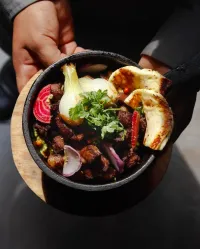 ¿El vino puede acompañar a la cocina callejera? Según El Lindero, sí se puede. Aquí más sobre el evento "Hablemos de Vinos" el 27 de marzo