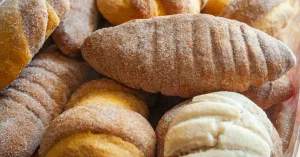 Ruta de mercados. Mercado Astros, sábados por la tarde en ESC, ropa, accesorios y mucha variedad de comida: pan de canasta, elotes, tacos y turrón estilo Guadalajara