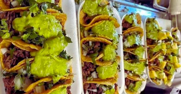 Ruta de mercados. Plutarco: abre solo los lunes por la tarde en Lincoln. Hogar de tostadas "El Cucharón", tacos "Son los del Mercadito" y mucho más