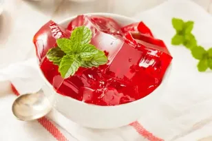 RECETA. Mamá de Rocco nos comparte 3 snacks refrescantes, nutritivos y ligeros: Rollitos de pepino con salmón, Gelatina de jamaica y Snack energético de carne seca