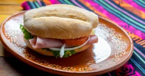 Ruta de mercados. Con una longitud récord de casi 30 cuadras, el Mercado Solidaridad ofrece comida regional, tacos, tortas, elotes asados y hasta cabrito