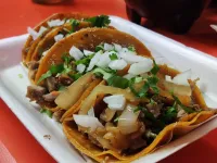 Nos recomendaron 3 taquerías nocturnas en Mitras Centro: más de 1,000 reseñas positivas, bistec, trompo y mucha gente. ¿Te las sabes? Dicen que ya son tradición...