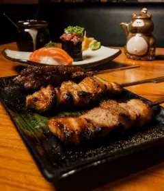 En San Pedro hay un restaurante estilo bar japonés que es más visitado por japoneses que regiomontanos. Además, maneja 100 marcas de sake. ¿Sabes cuál es?