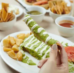 Si te dieron ganas de antojitos, aquí 5 lugares icónicos para probar flautas doradas en MTY y SNN: ¡entre ellos suman casi 330 años de historia! — Gastronomía en Monterrey, Nuevo León