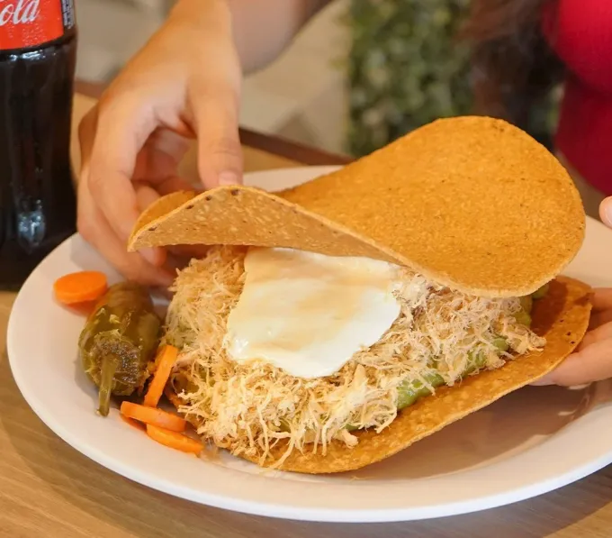 Infografía. Las tostadas de la Siberia son más regias que la carne asada, al menos eso se dice. Aquí 7 lugares que siguen la receta original, según nuestros lectores