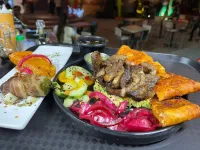 El food park en APO con música en vivo, comida venezolana, mariscos, birria, barra de bebidas, antojitos y actividades artísticas para niños: El Parke Food Truck — Gastronomía en Monterrey, Nuevo León