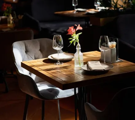 Si los bares tienen 'singles night' y los cafés independientes hacen 'speed-dating', ¿por qué los restaurantes de NL no organizan cenas con desconocidos?