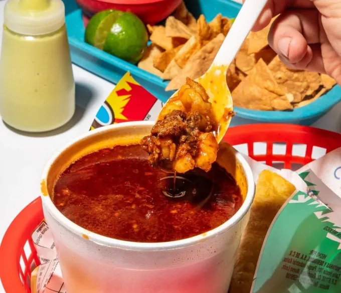 Cuando baja la temperatura se antoja un caldito, ¿apoco no? Nuestra recomendación: caldo de birria. Aquí 3 opciones populares en San Pedro con birria de res