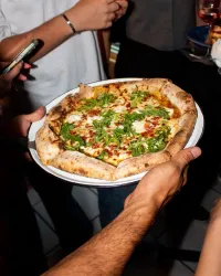 El 25 de abril habrá una "Guerra de pizzas" entre Sr. Bigotes y Romito Pizzería en SPG: 10 pizzas nuevas, DJ sets, vino y todas las rebanadas que puedas comer — Gastronomía en Monterrey, Nuevo León