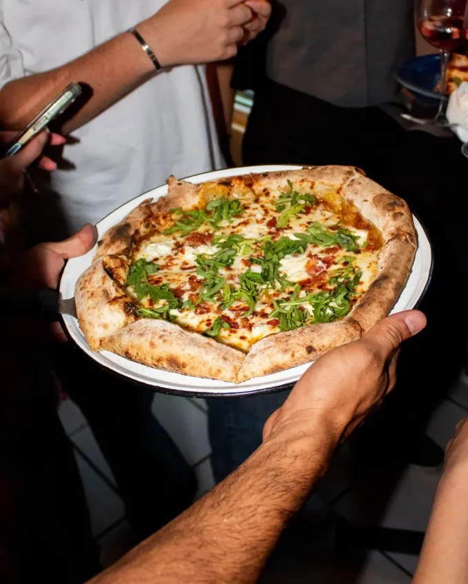 El 25 de abril habrá una "Guerra de pizzas" entre Sr. Bigotes y Romito Pizzería en SPG: 10 pizzas nuevas, DJ sets, vino y todas las rebanadas que puedas comer