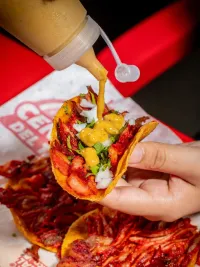 El trompo en una taquería común se prepara con 4 ingredientes, aquí lo adoban con 10 especias distintas. Los comensales dicen que nunca habían probado uno igual... — Gastronomía en Monterrey, Nuevo León