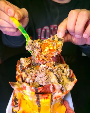 Si nos gustan los elotes súper monchosos y revueltos con cacahuate, salsas y carne, ¿por qué rechazamos la capirotada y el revoltijo por estar mezclados? — Gastronomía en Monterrey, Nuevo León