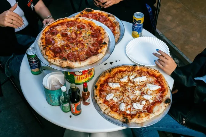 Existe la pizza estilo Chicago o Detroit, pero ¿ya probaste la pizza al estilo Nueva York? Masa delgada, mucho queso y rebanadas más grandes. Aquí 3 opciones en NL