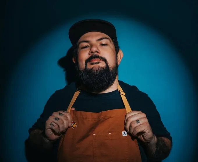 Borrecito es el chef invitado en la nueva edición de "Sábado de discos y mariscos" en Saloon Venado el 25 de abril: menú especial, mezcal artesanal y vinilos