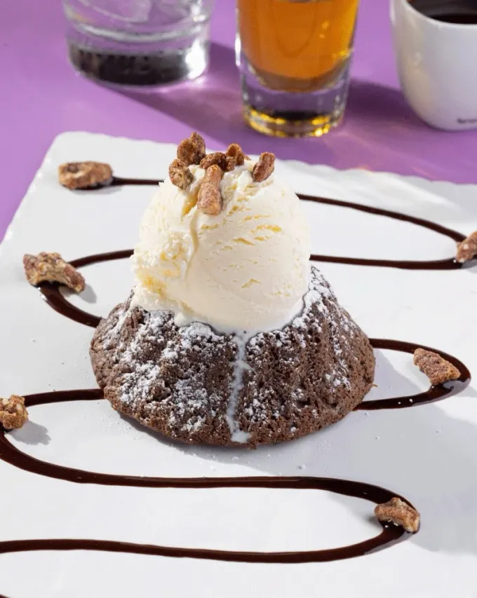 12/04 Día del helado. Ya tenemos el pretexto: aquí 3 restaurantes premium recomendados por nuestros lectores que sirven 'molten cake' acompañado con nieve