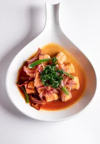 Muelle de al lado ya tiene su "Platillo Icónico de NL": Chicharrón de Salmón Chuy, una combinación de salmón frito, caldo de camarón y chile serrano — Gastronomía en Monterrey, Nuevo León