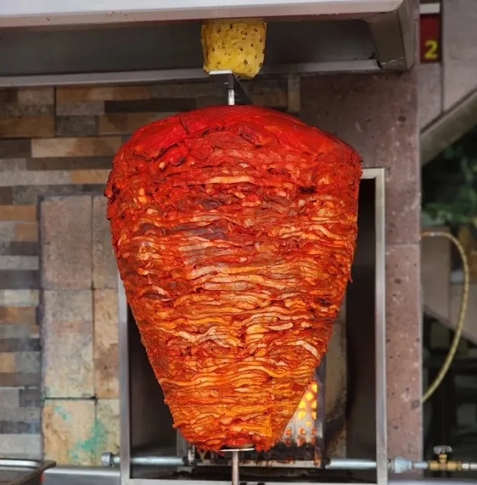 Los catadores de tacos más exigentes dicen que si el trompo está frito, pierde su encanto, pero los taqueros lo hacen para intensificar su sabor. ¿Cuál prefieres?