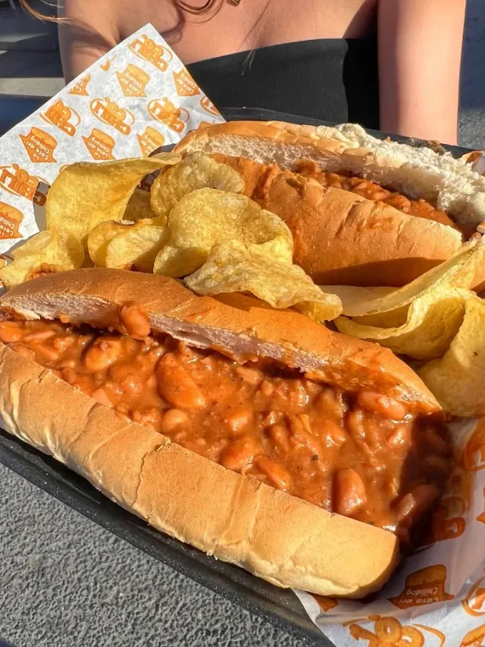¿Qué se te antoja cuando llueve? Nuestros lectores respondieron chili dogs. Aquí las 3 opciones populares con gran relación calidad-precio en ESC y SNN