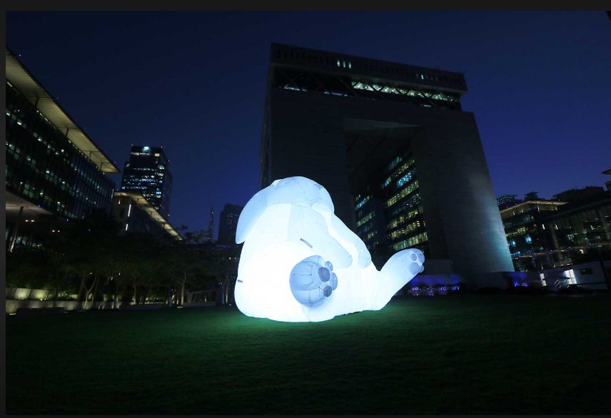 Intrude XXL por Amanda Parer