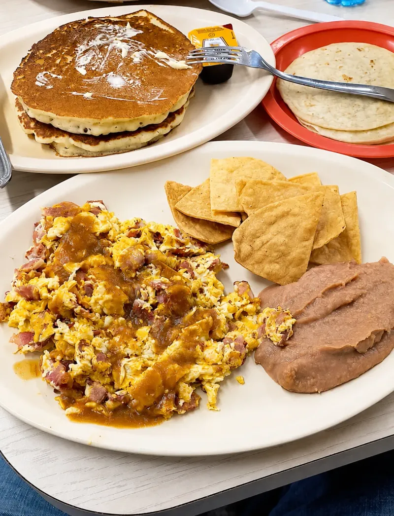 ¿La comida de la cafetería escolar siempre sabe igual? Algunos estudiantes del Tec y la UANL dicen que es genérica, pero hay platillos que sí valen la pena
