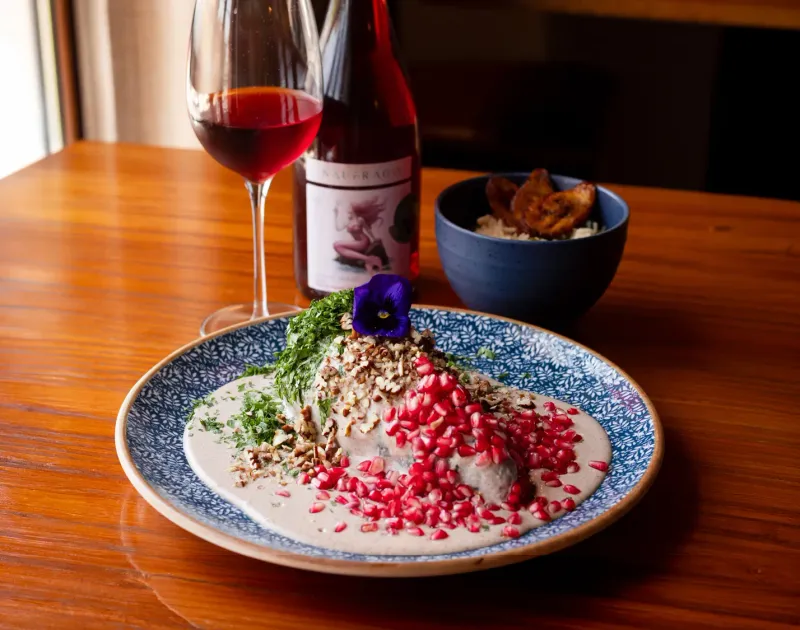 Inspirado en la receta tradicional, El Lindero presenta su propia versión de chile en nogada: sabor equilibrado, maridaje con vino y un toque huasteco
