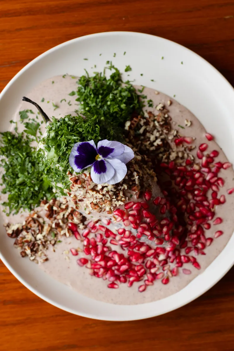 Inspirado en la receta tradicional, El Lindero presenta su propia versión de chile en nogada: sabor equilibrado, maridaje con vino y un toque huasteco