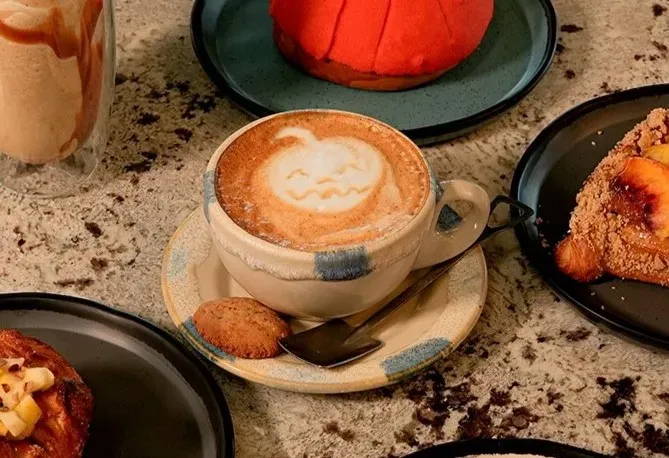El otoño en MTY tiene algo que las otras estaciones no; aspiramos a vivir una versión estadounidense de la temporada: Pumpkin Spice, Halloween y parques de calabaza