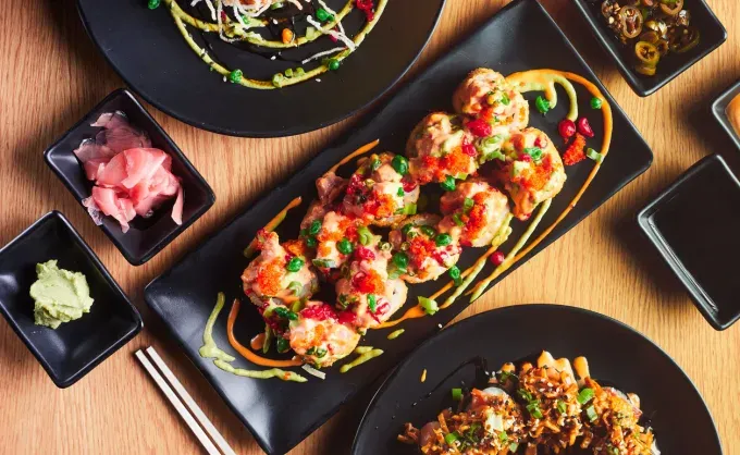 El sushi mexicanizado: una propuesta original con rollos maximalistas, crujientes, cremosos, picantes y súper “monchosos”. Aquí 12 opciones para probarlo en MTY