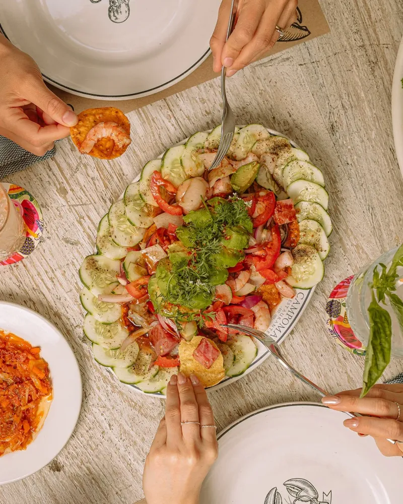 A veces hace tanto calor en Monterrey que algunos regios prefieren elegir un restaurante por su aire acondicionado en lugar del tipo de comida que ofrecen