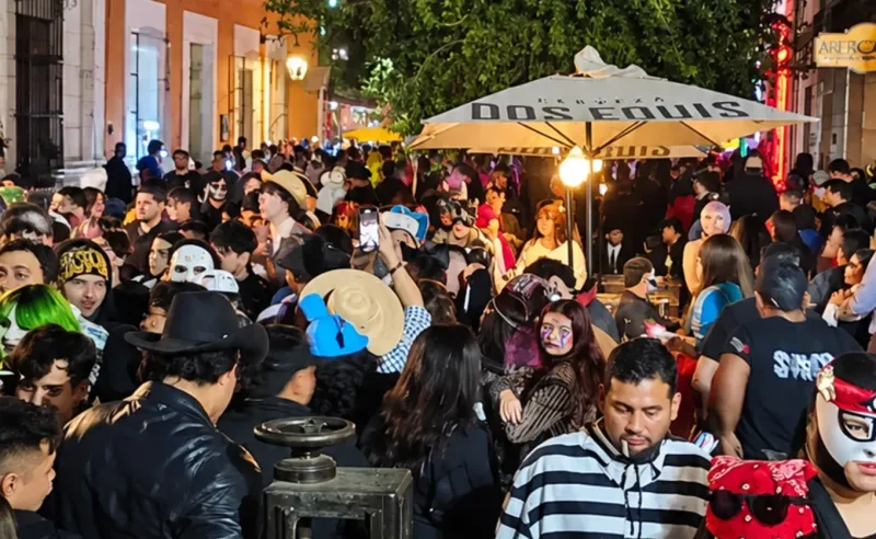 ¿Quién disfruta más Halloween en NL: niños o adultos? Desde hace 20+ años Barrio Antiguo es el destino para jóvenes, ahora hasta cafés se unen al festejo con DJ