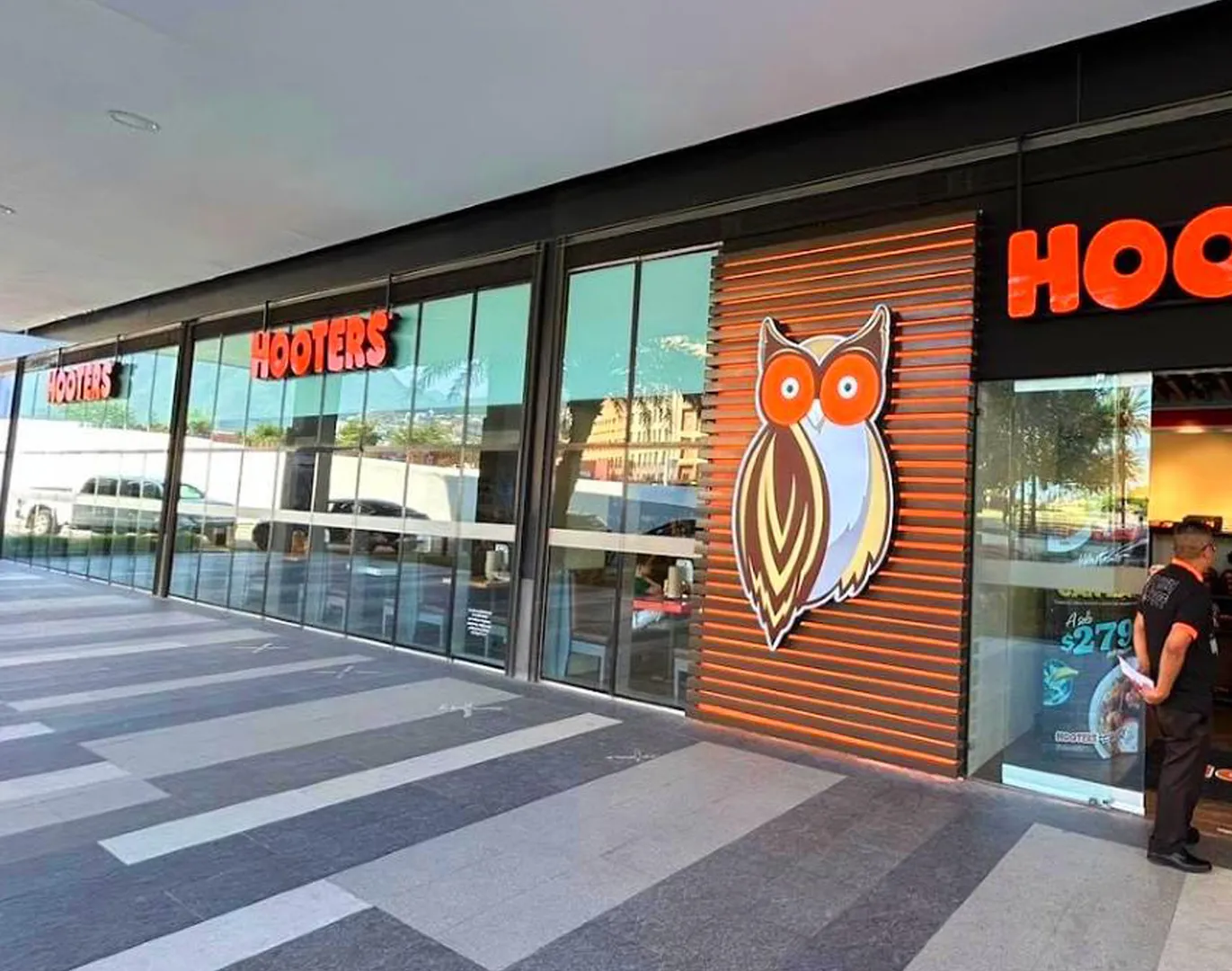 Hooters - Imagen 1