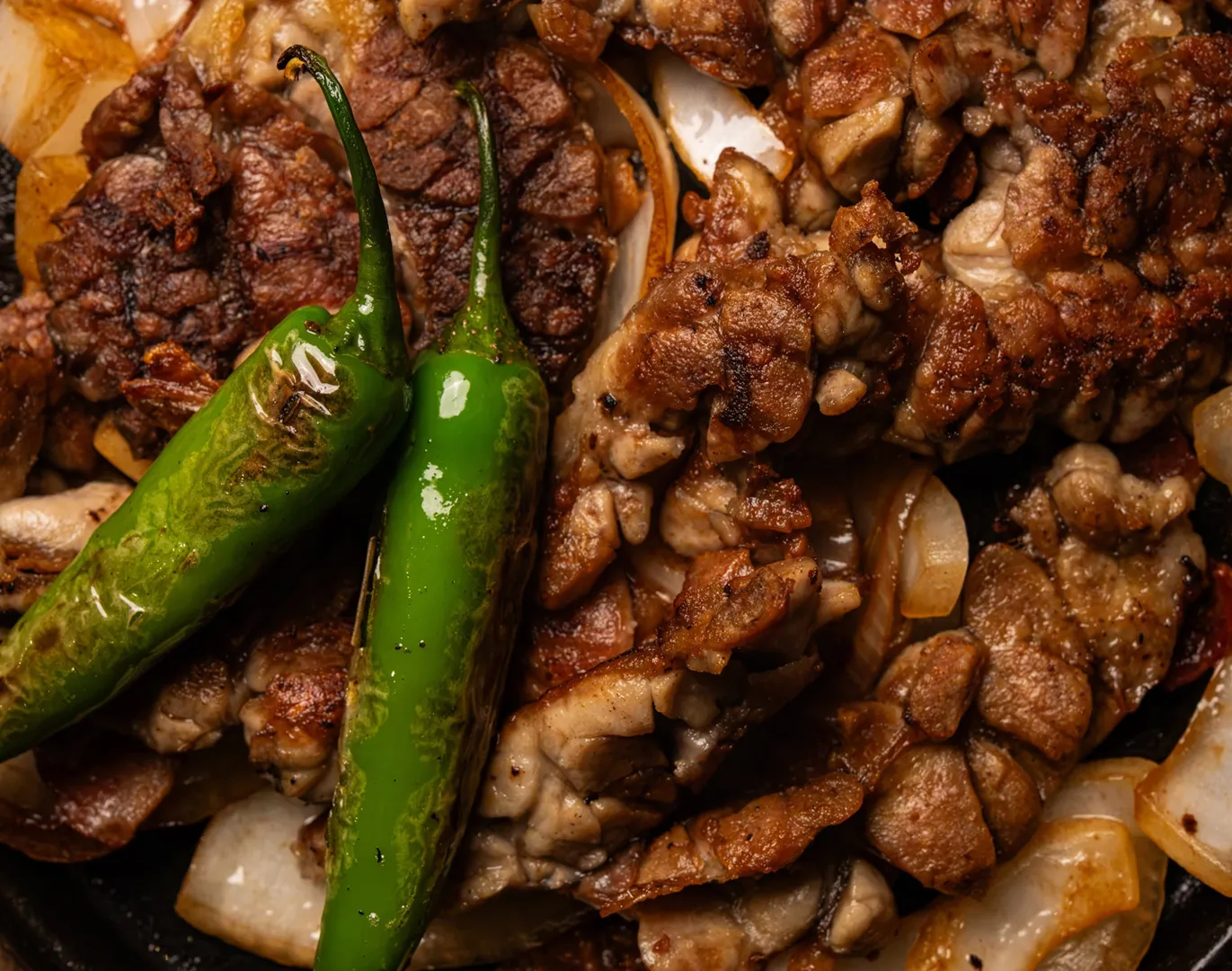 Platillo de carne asada estilo norestense en Los Fresnos, con frijoles y tortillas.
